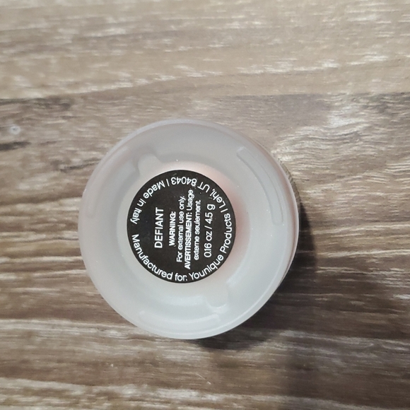 Younique Splurge Cream Shadow Defiant - Picture 4 of 5